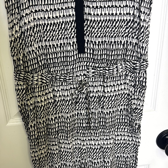 GAP Black and White Geometric Jumpsuit with Tapered Legs - Picture 4 of 7
